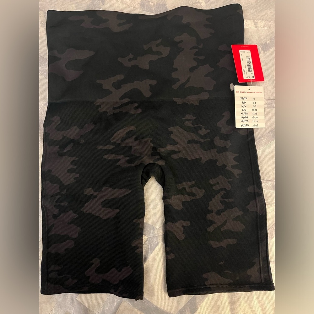 Spanx women’s lamn bike shorts NWT size 2-4 black camo